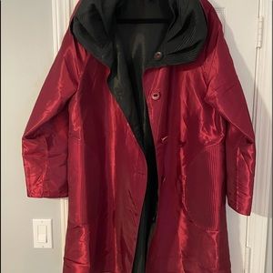 Travelsmith reversible raincoat burgundy/black